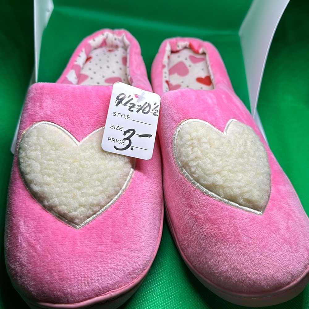 Pink with white fuzzy heat in the middle size 9.5